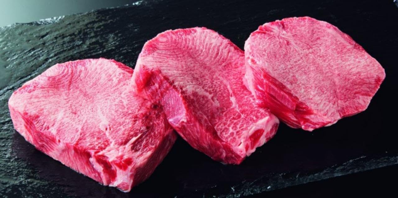 Amazon.co.jp: 黒毛和牛 A5 飛騨牛 牛タン 丸 1本 約2Kg 冷蔵 業務用